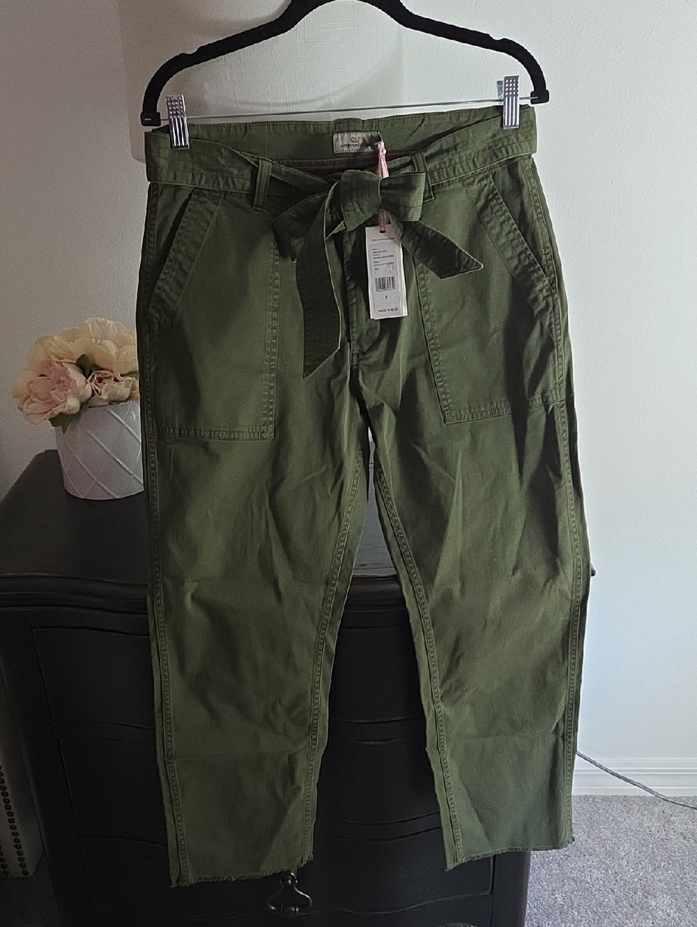 Vineyard Vines women's Everyday Utility Chino size 8. Color Four Leaf Clover